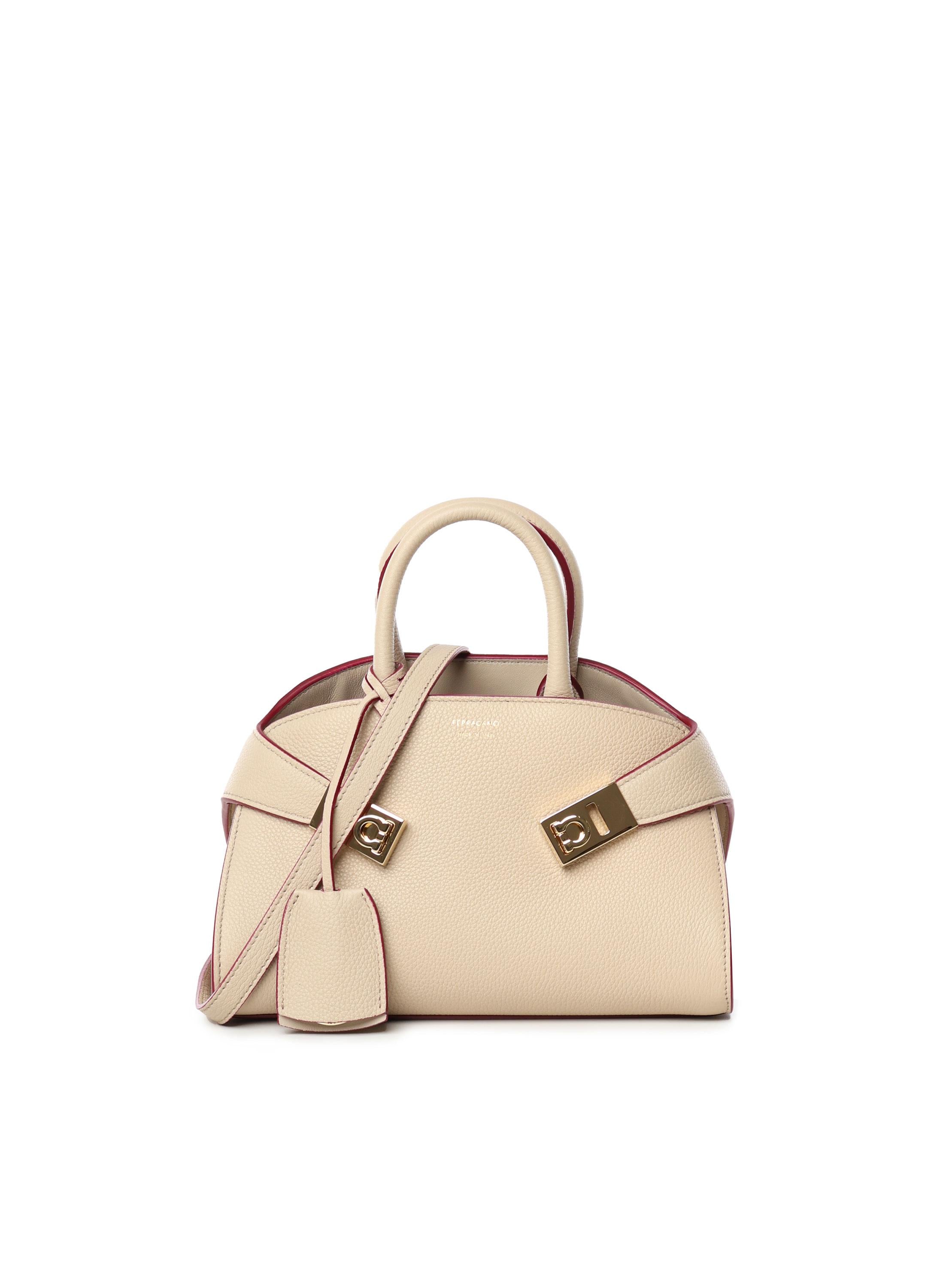 215975779055019 FERRAGAMO
