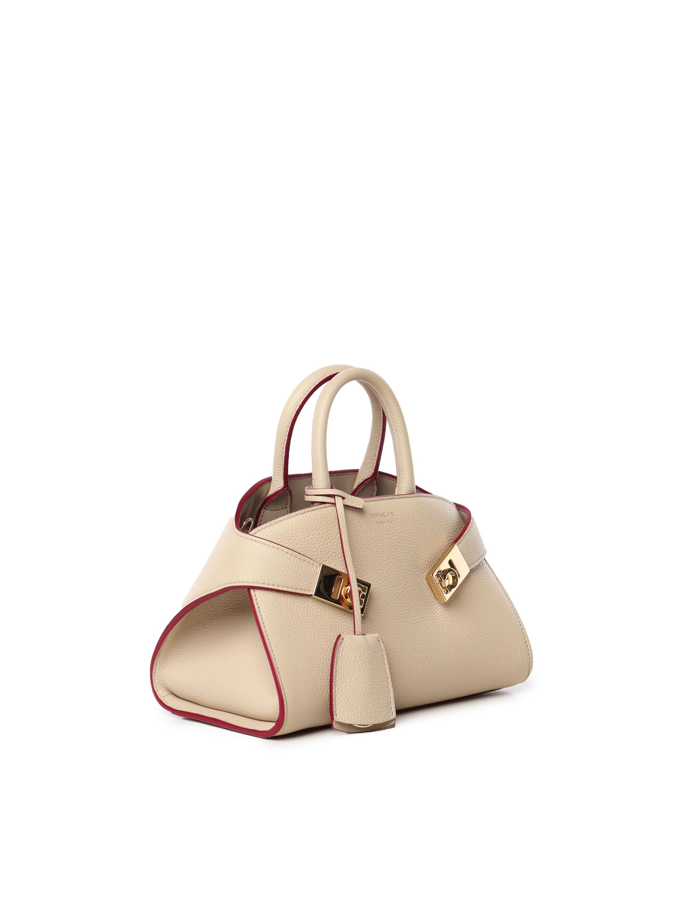 215975779055019 FERRAGAMO